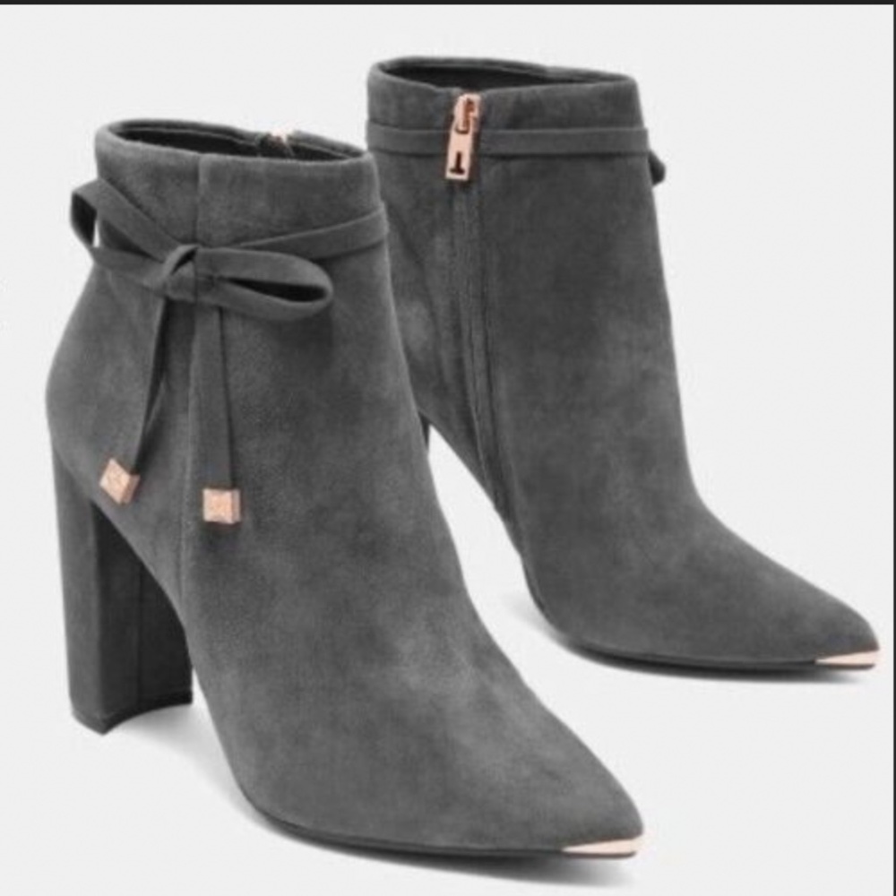🌹 NWOT Ted Baker “Qatena” Gray and Rose gold booties